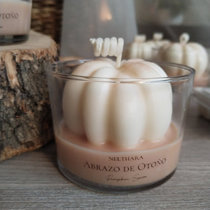 Vela de soja artesanal aroma Pumpkin Spice sobre fondo otoñal