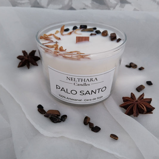 Vela artesanal de soja natural con aroma a palo santo, adornada con minerales de ojo de tigre. Ideal para meditación y protección. Sin ftalatos, vegana.