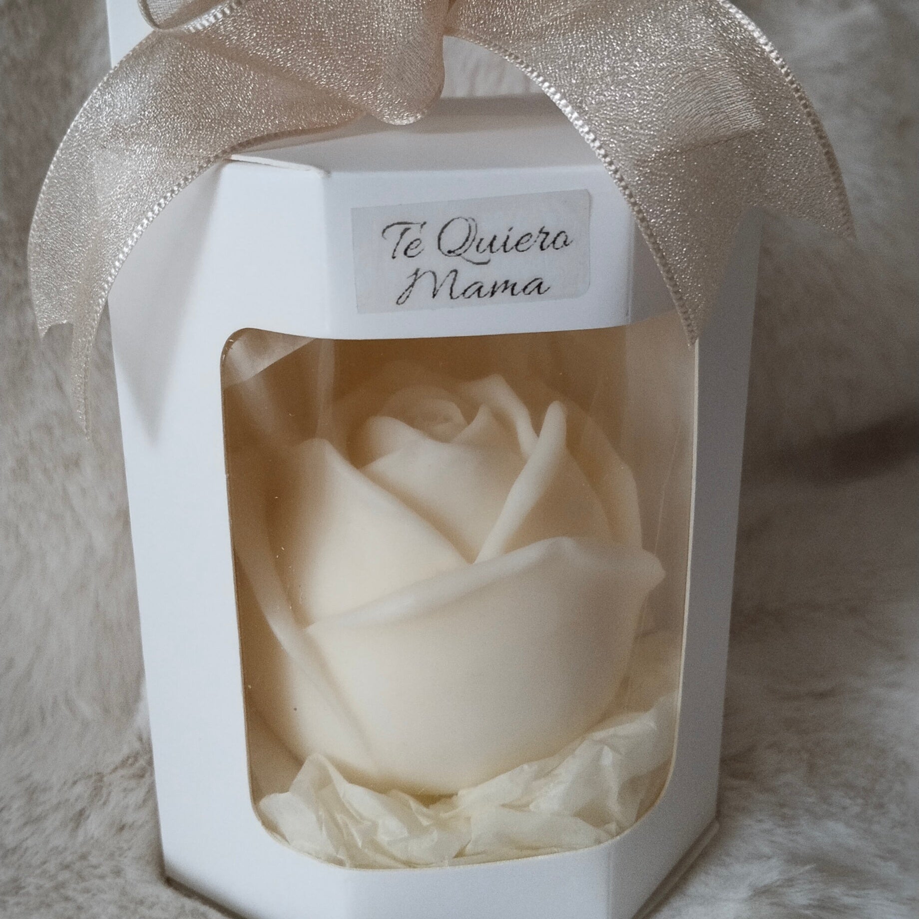 Vela decorativa en forma de rosa, para regalar el día de la madre. productos naturales hechos a mano.