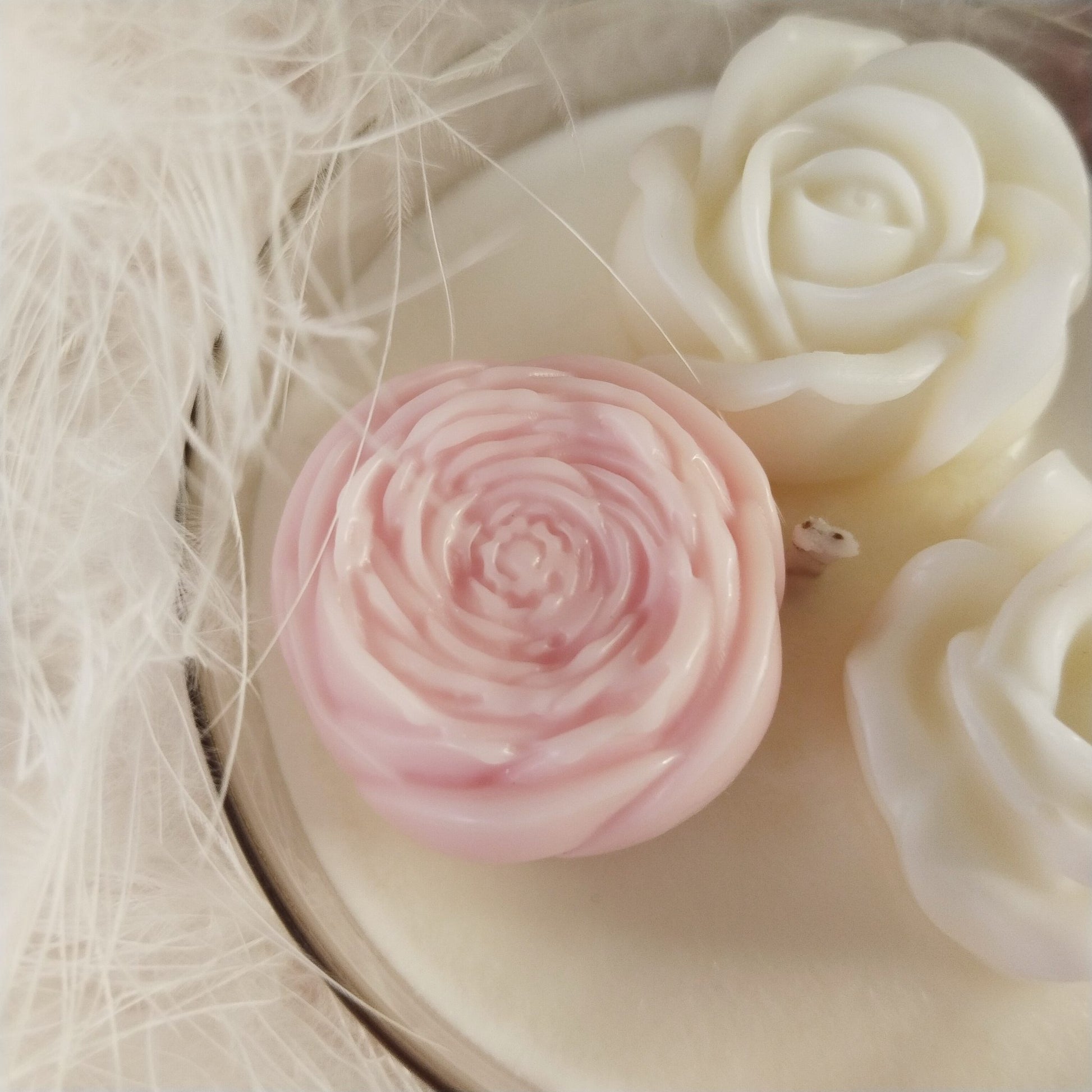 vela dulce rose con aroma a rosa empolvada y vainilla, hecha a mano con cera de soja, bonito regalo con encanto.