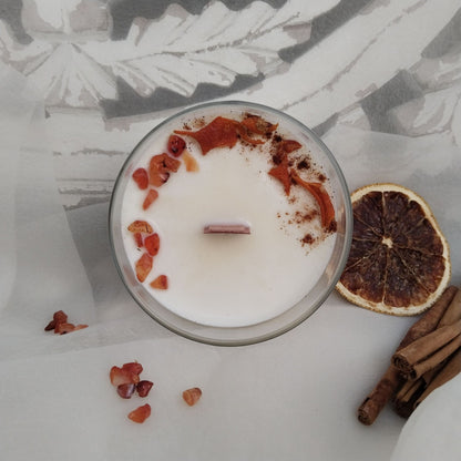 Vela aromática de naranja y canela con cera de soja natural y cornalina un ritual de energía, fuerza y felicidad.