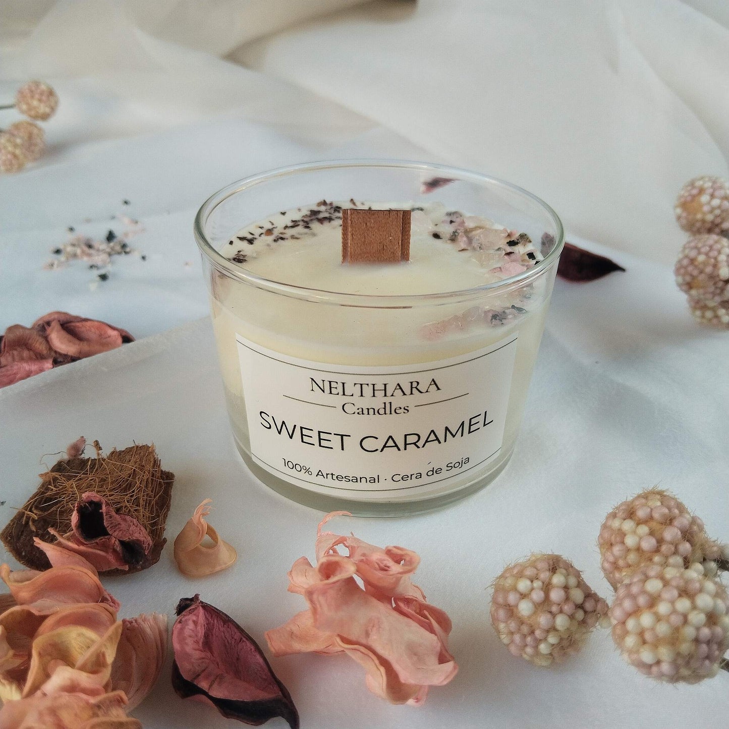 Vela de soja natural, vegana y artesana. Aroma intenso de fresa, dulce de leche y vainilla con mineral rodonita. Un ritual de dulzura y paz mental.