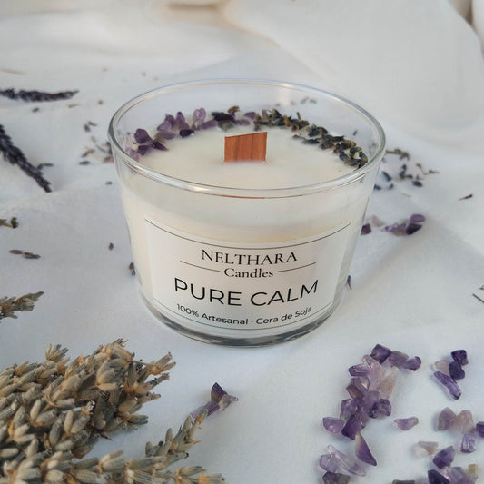 Vela aromática artesanal de cera de soja natural con esencia de lavanda y amatista. Diseñada para inducir la calma y el relax.