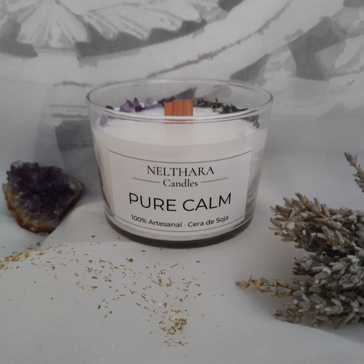 Vela natural de cera de soja y artesanal con esencia de lavanda y minerales, ideal para la relajación