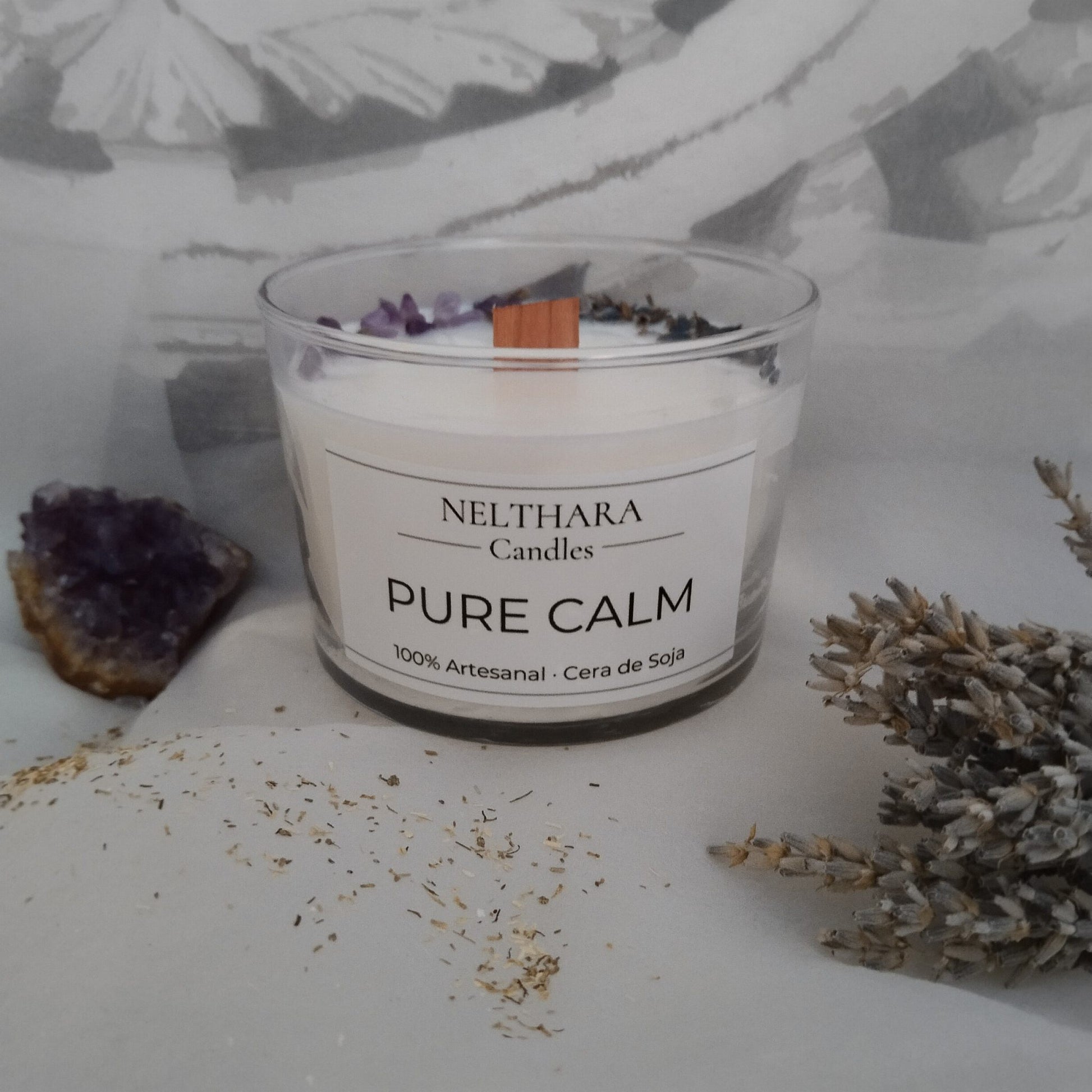 Vela natural de cera de soja y artesanal con esencia de lavanda y minerales, ideal para la relajación