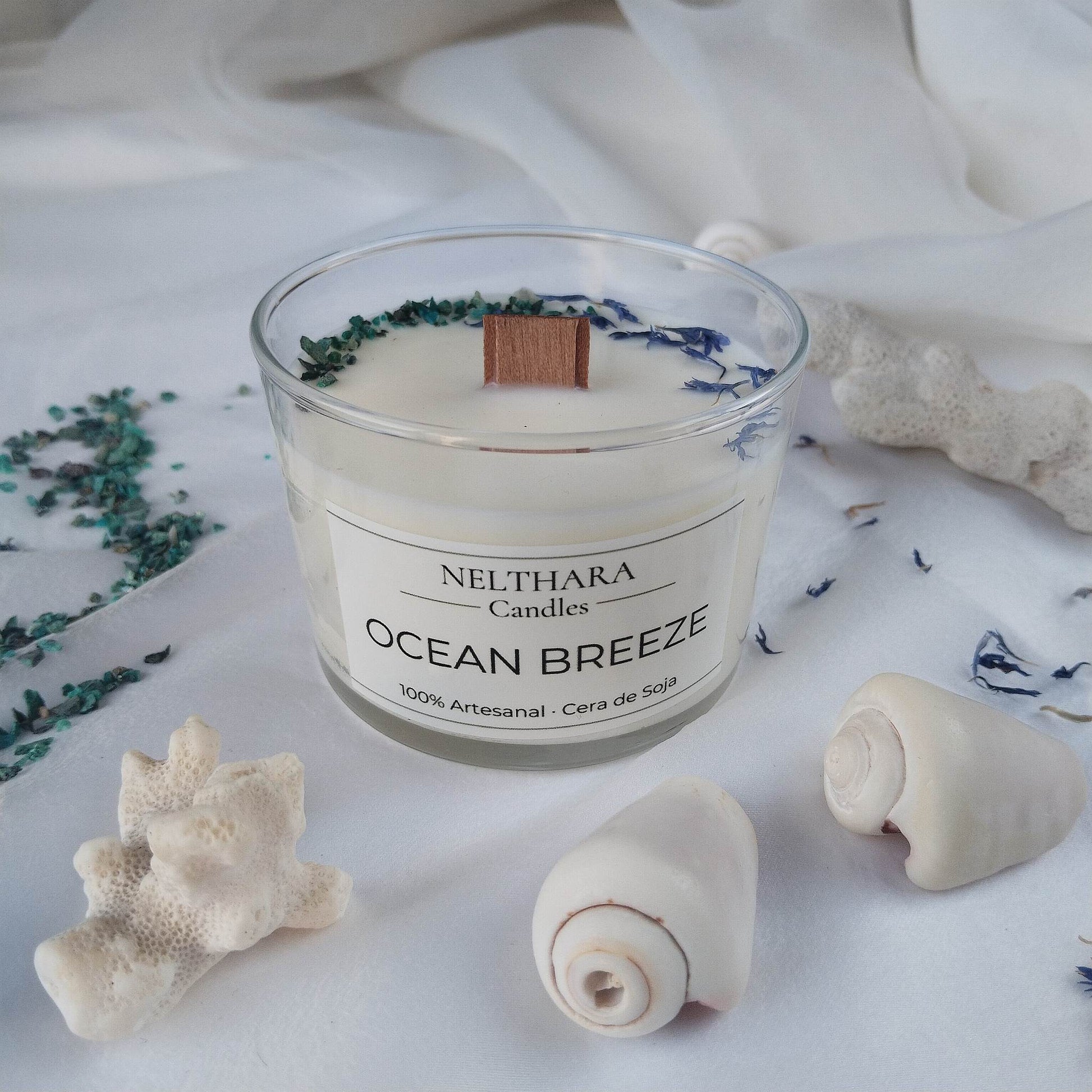 Vela artesana de cera de soja natural, brisa marina y mineral crisocola un ritual fresco de serenidad y claridad mental. Vegana y cruelty-free.