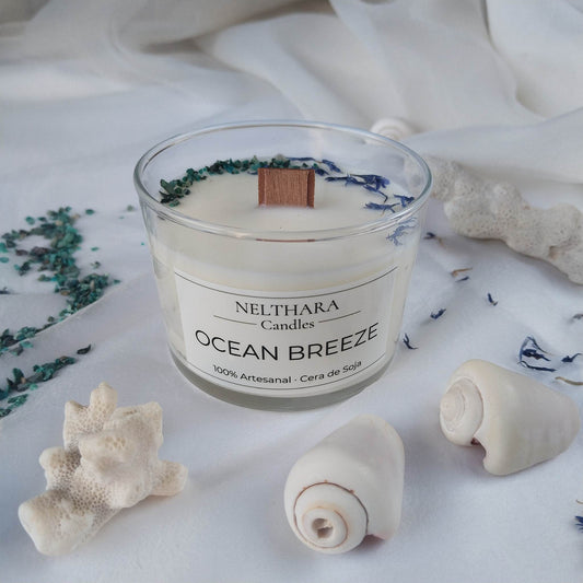 Vela artesana de cera de soja natural, brisa marina y mineral crisocola un ritual fresco de serenidad y claridad mental. Vegana y cruelty-free.