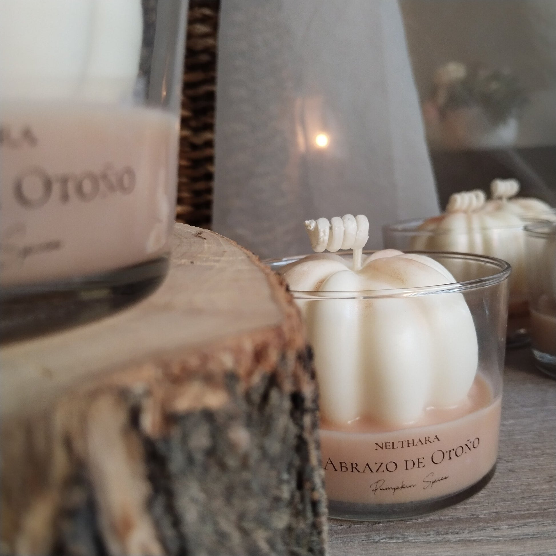 Detalle de vela de soja con aroma cálido de calabaza especiada.